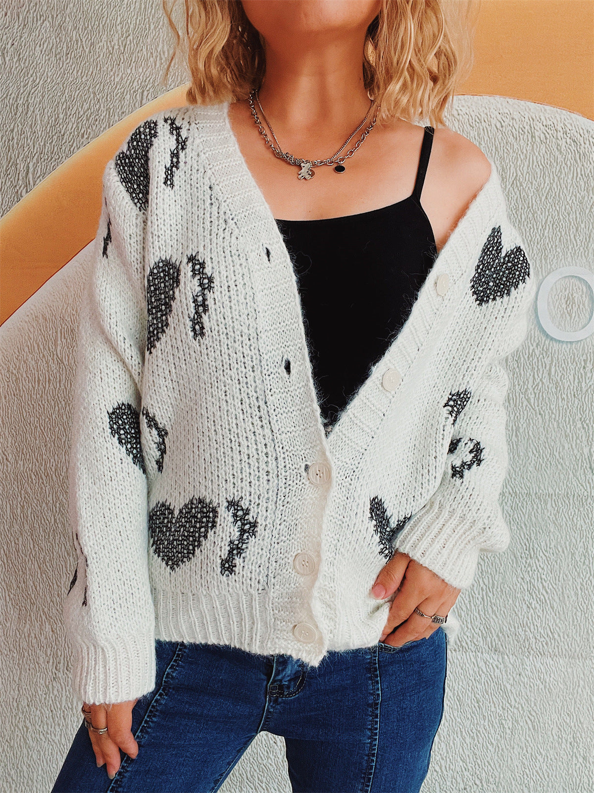 Cardigan en tricot pour femmes avec motif en forme de cœur et détails de boutons Chic und Stil