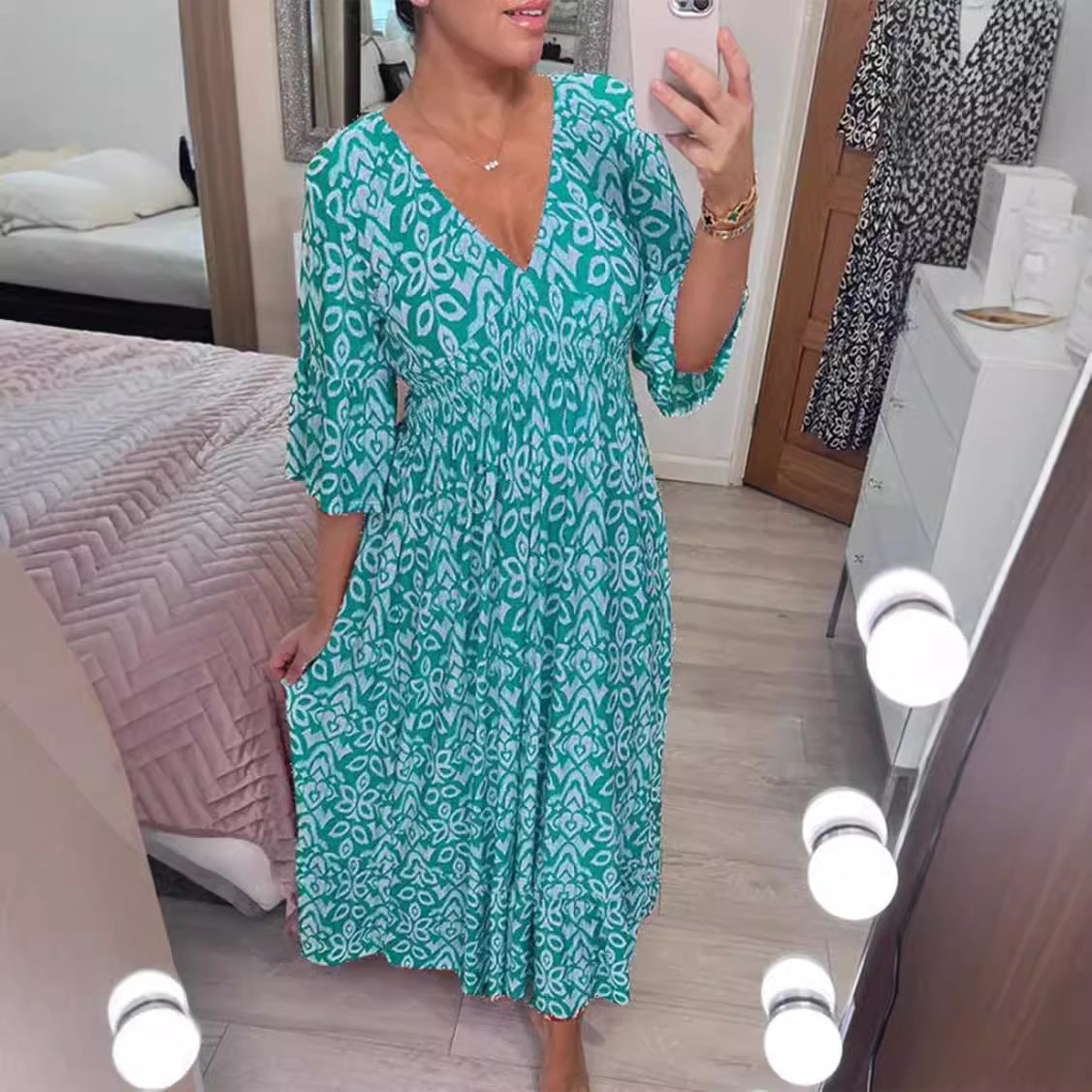 Robe maxi femme avec décolleté en V et motif floral saisissant Chic und Stil