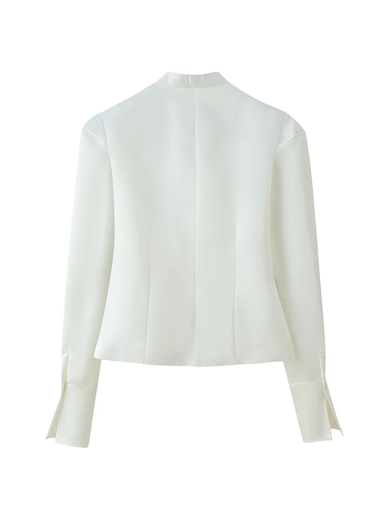 Blouse cintrée pour femmes avec des détails de boutons modernes et un col montant Chic und Stil