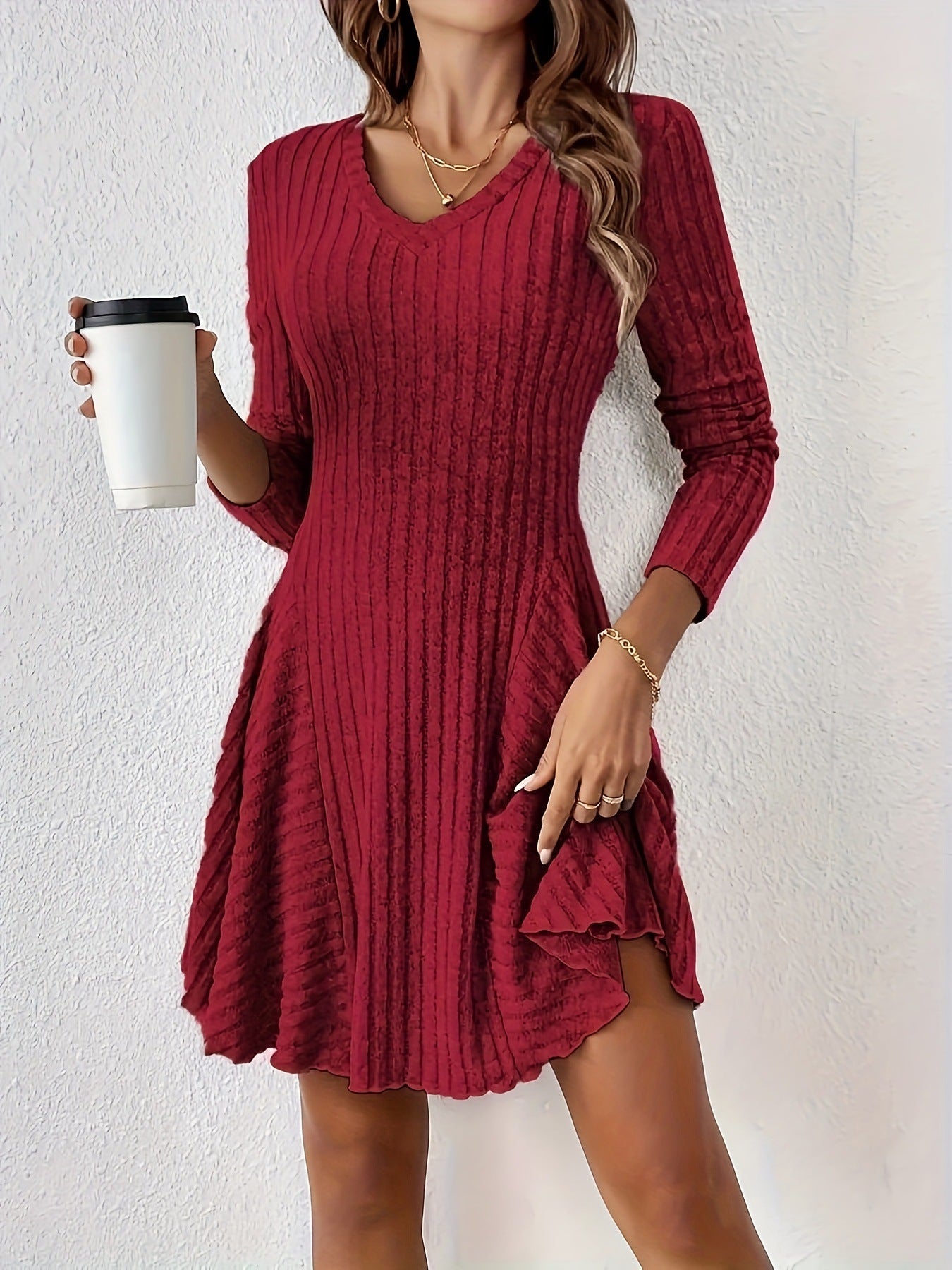 Robe en tricot pour dames avec un design de volants raffiné et une coupe flatteuse Chic und Stil