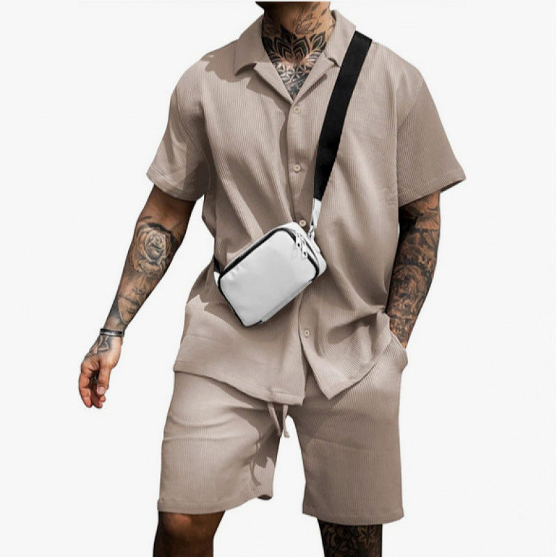 Chemise décontractée à manches courtes pour hommes avec une coupe stylée et un short assorti Chic und Stil
