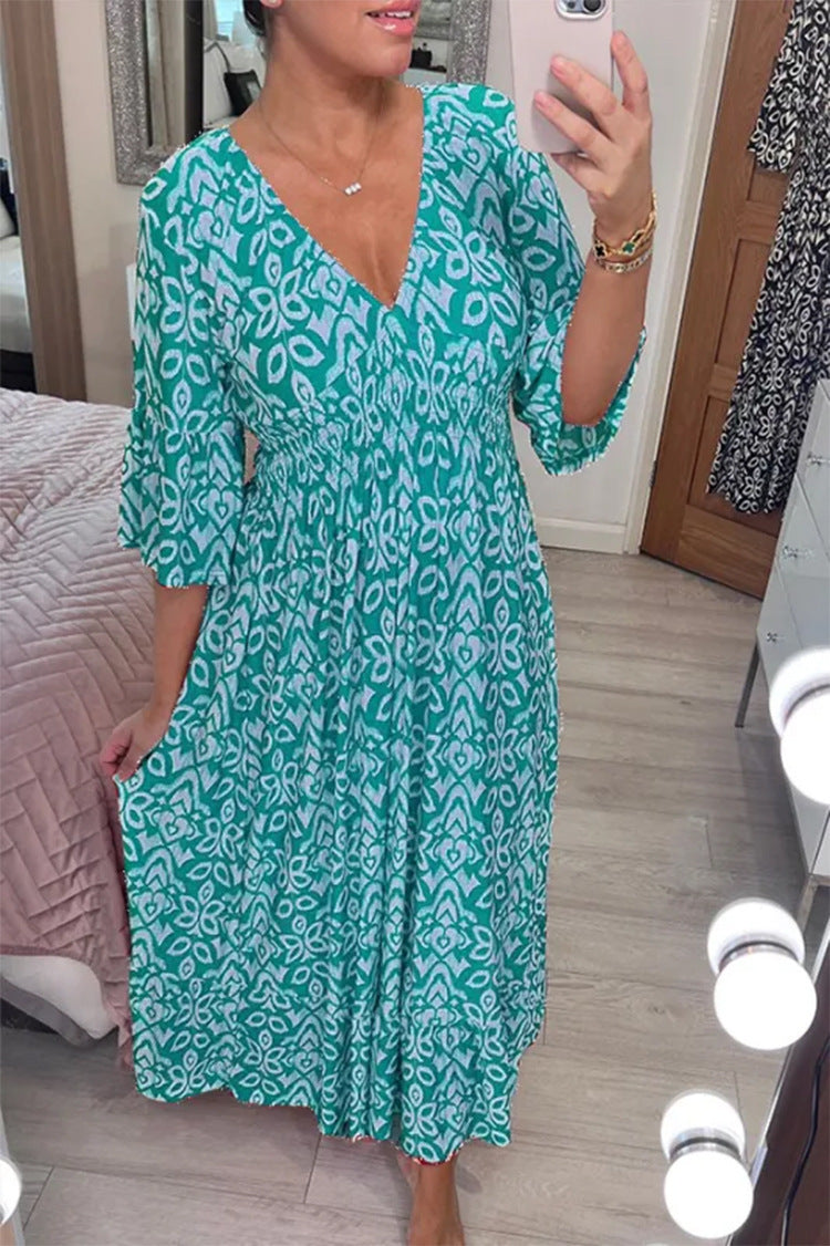 Robe maxi femme avec décolleté en V et motif floral saisissant Chic und Stil