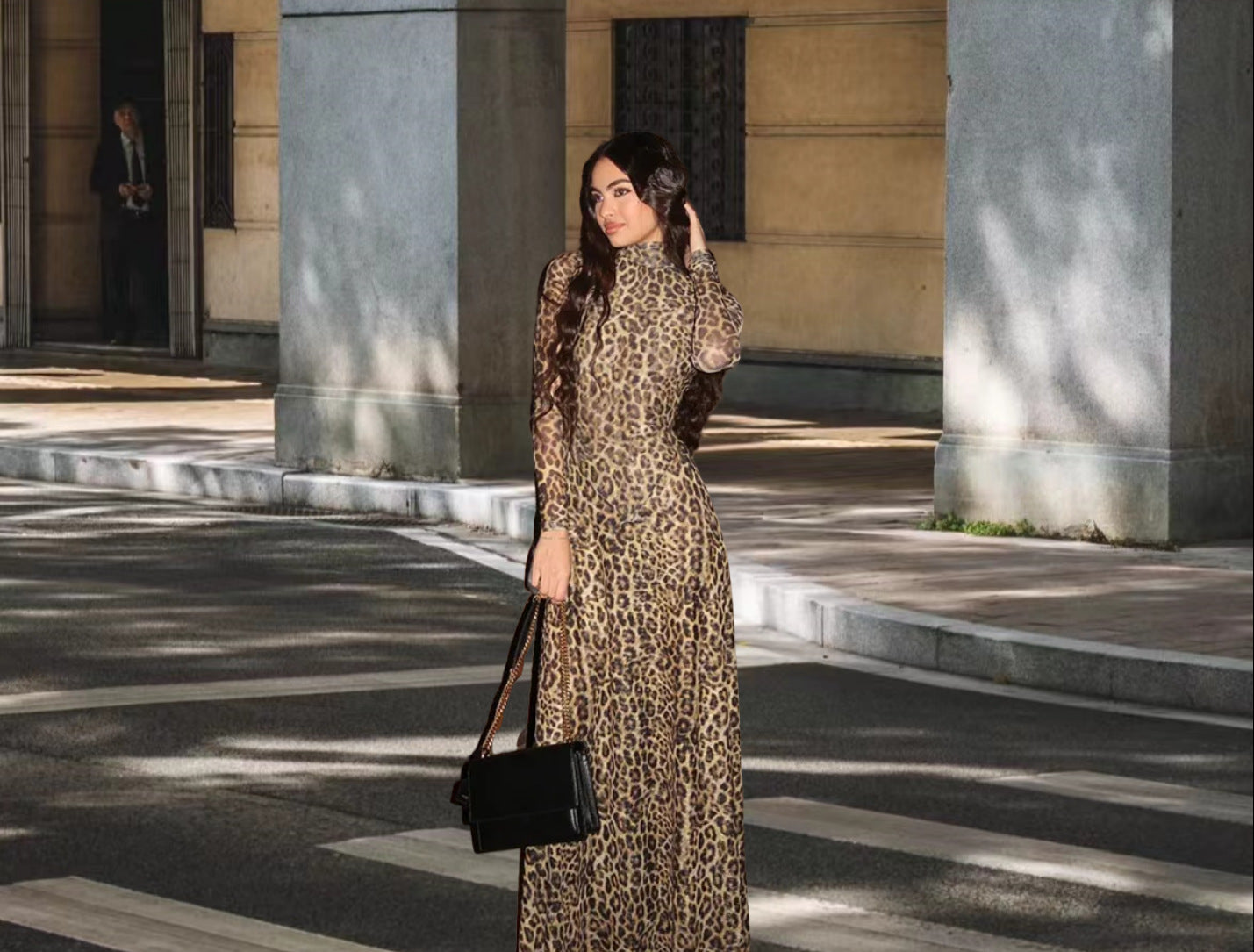 Robe maxi pour femmes en tissu léger avec motif léopard et coupe ajustée Chic und Stil