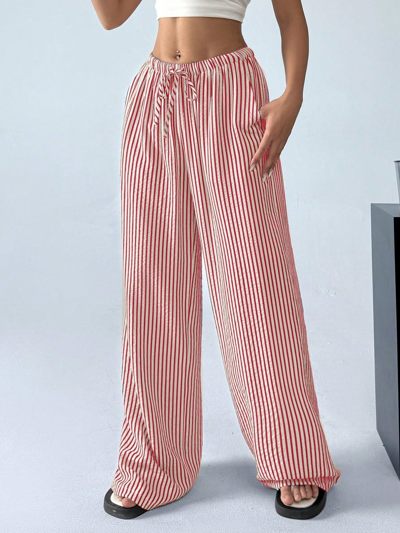 Striped casual pants for women with a loose fit and an elastic waistband Chic und Stil