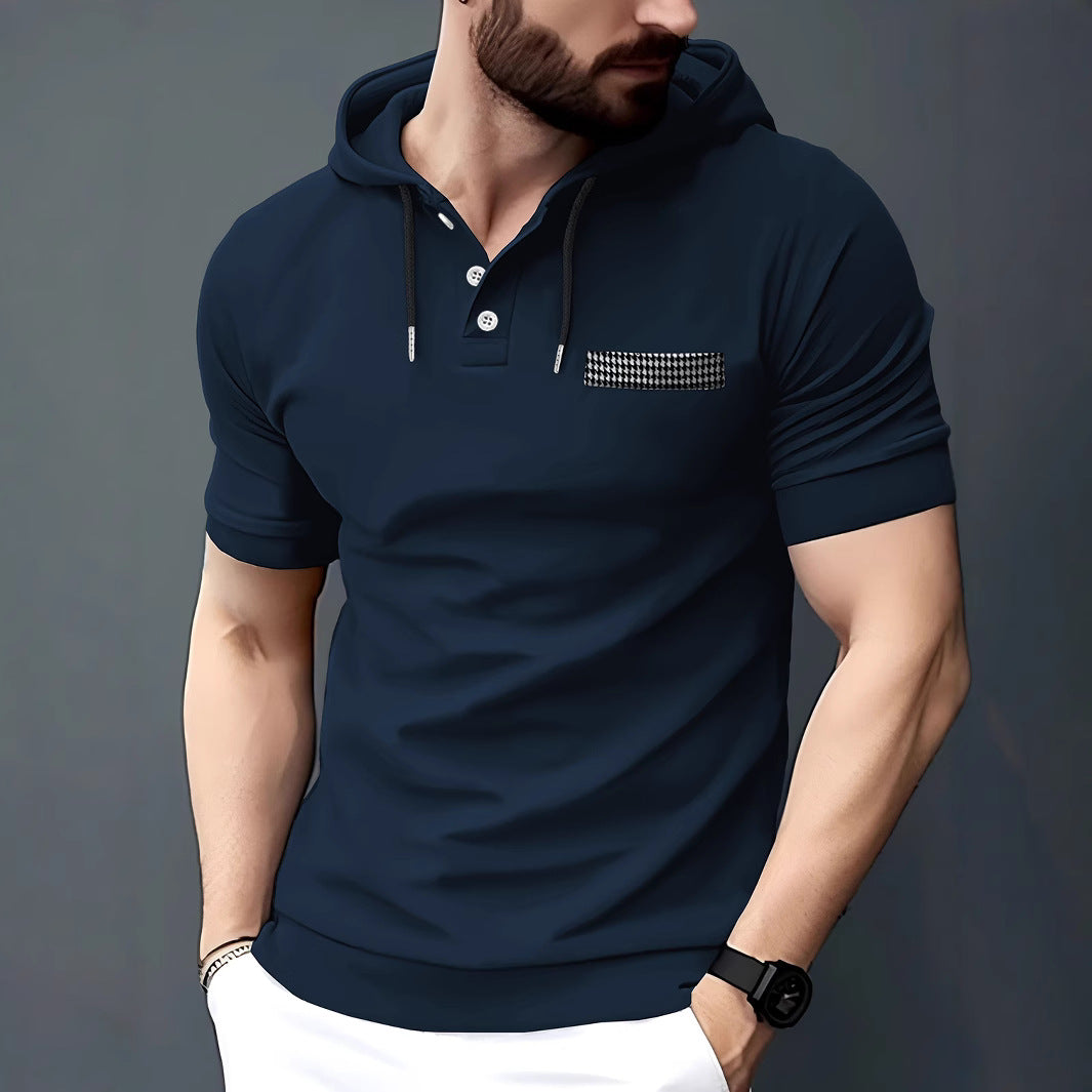 Polo pour hommes élégant à manches courtes et capuche avec poche contrastante Chic und Stil
