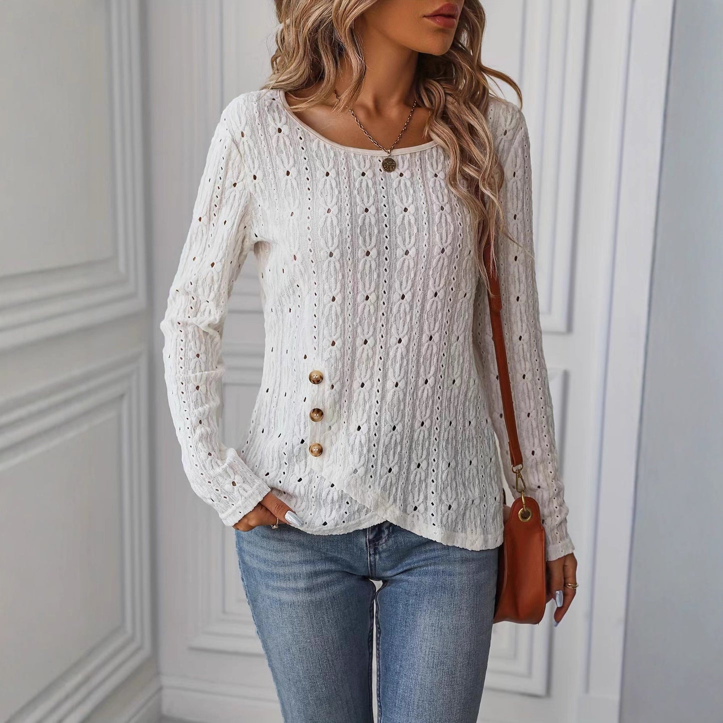 Chemise à manches longues pour femmes avec un motif au crochet raffiné et des détails de bouton Chic und Stil