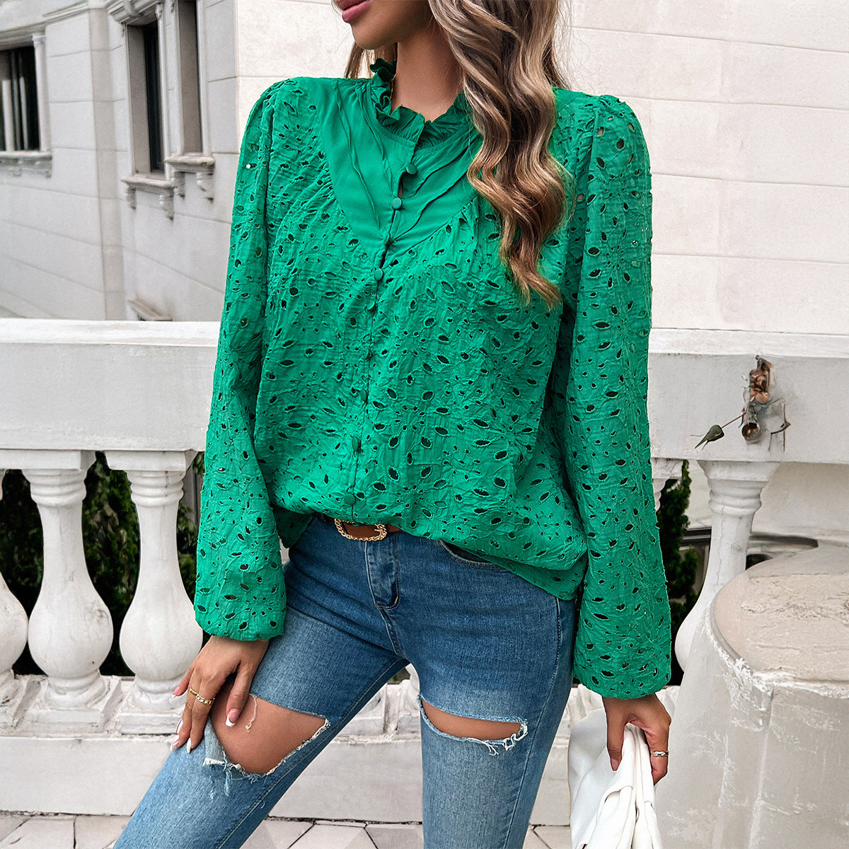 Blouse féminine tendance avec des broderies en dentelle florales et des détails de volants Chic und Stil