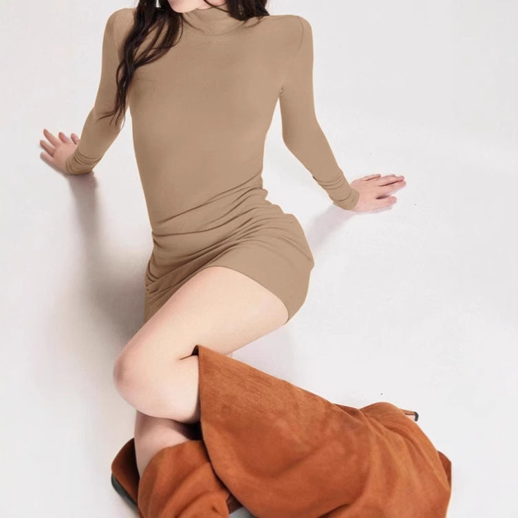 Robe féminine ajustée avec col haut et manches longues Chic und Stil