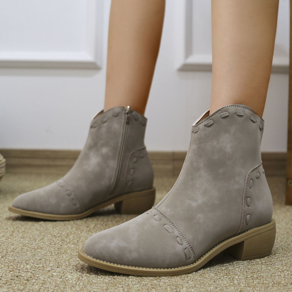 Bottines élégantes pour femmes avec des coutures décoratives à la mode et une fermeture éclair pratique Chic und Stil