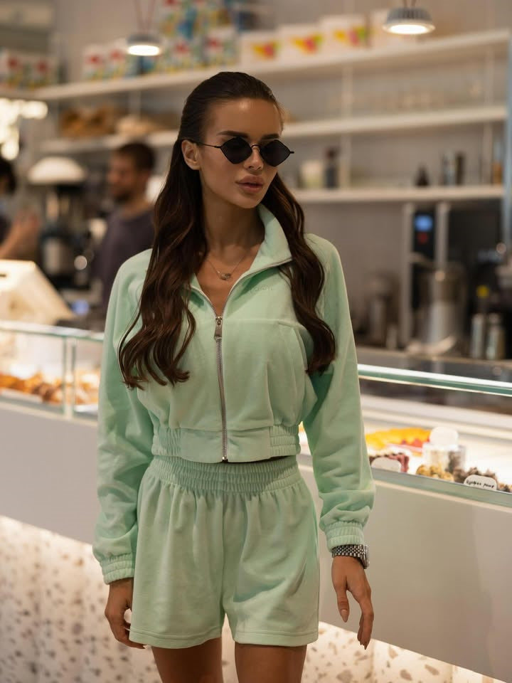 Ensemble de vestes de loisirs sportives et de shorts pour femmes en matériau léger Chic und Stil
