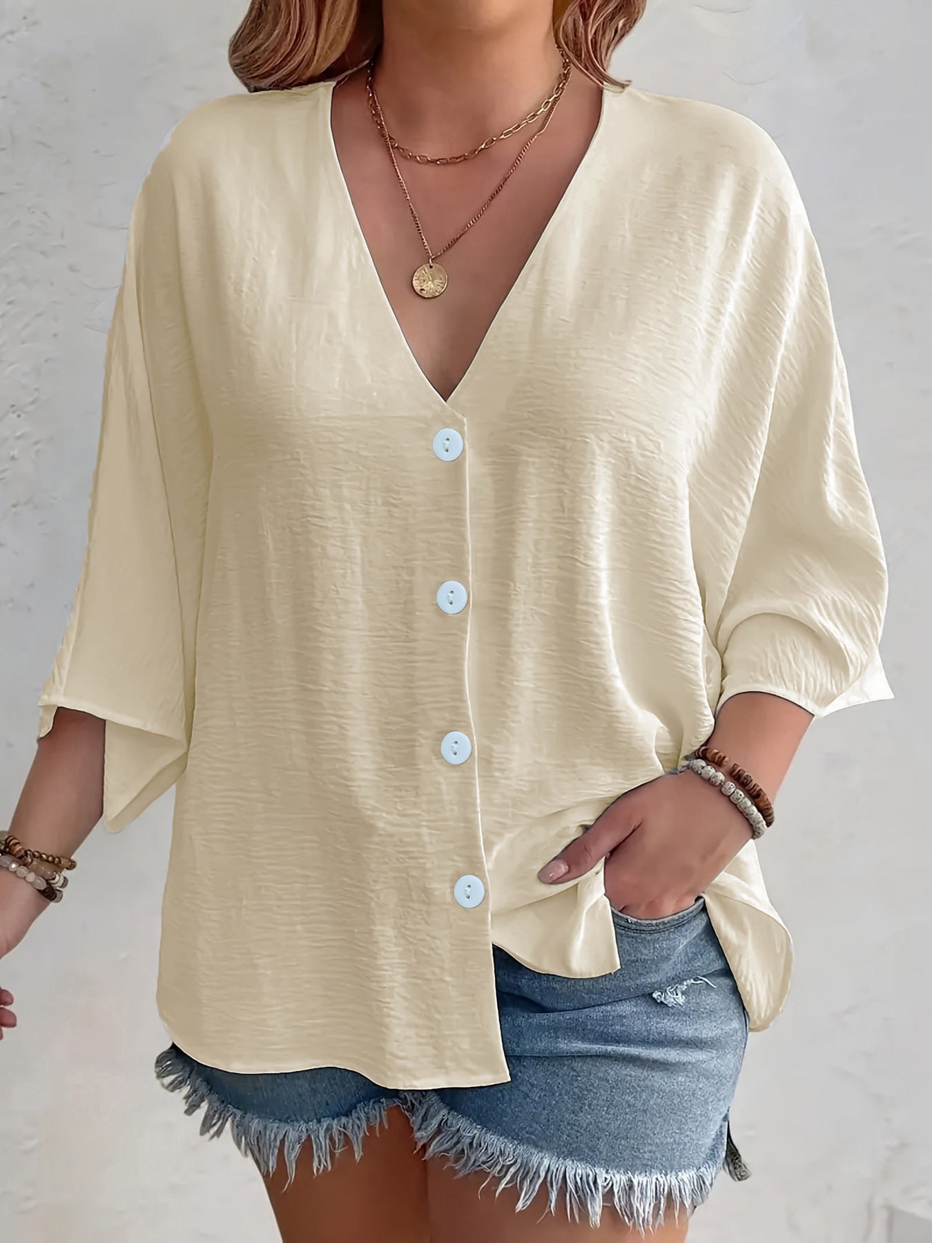 Blouse à manches courtes avantageuse pour dames avec patte de boutonnage et décolleté en V Chic und Stil