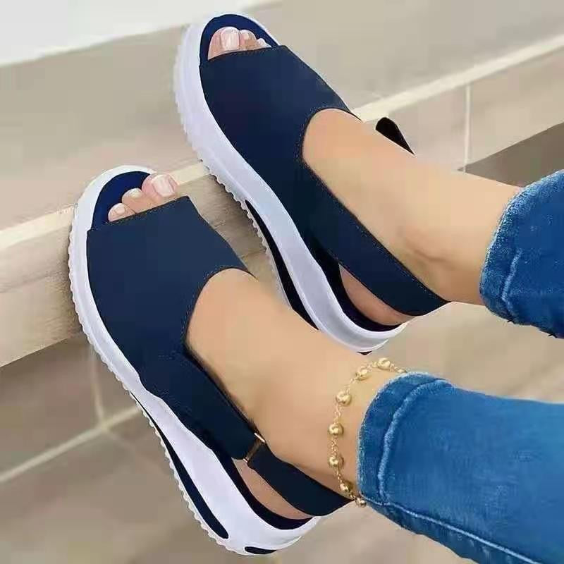 Sandales décontractées pour femmes avec des sangles élastiques et un coussin de pied anatomique Chic und Stil