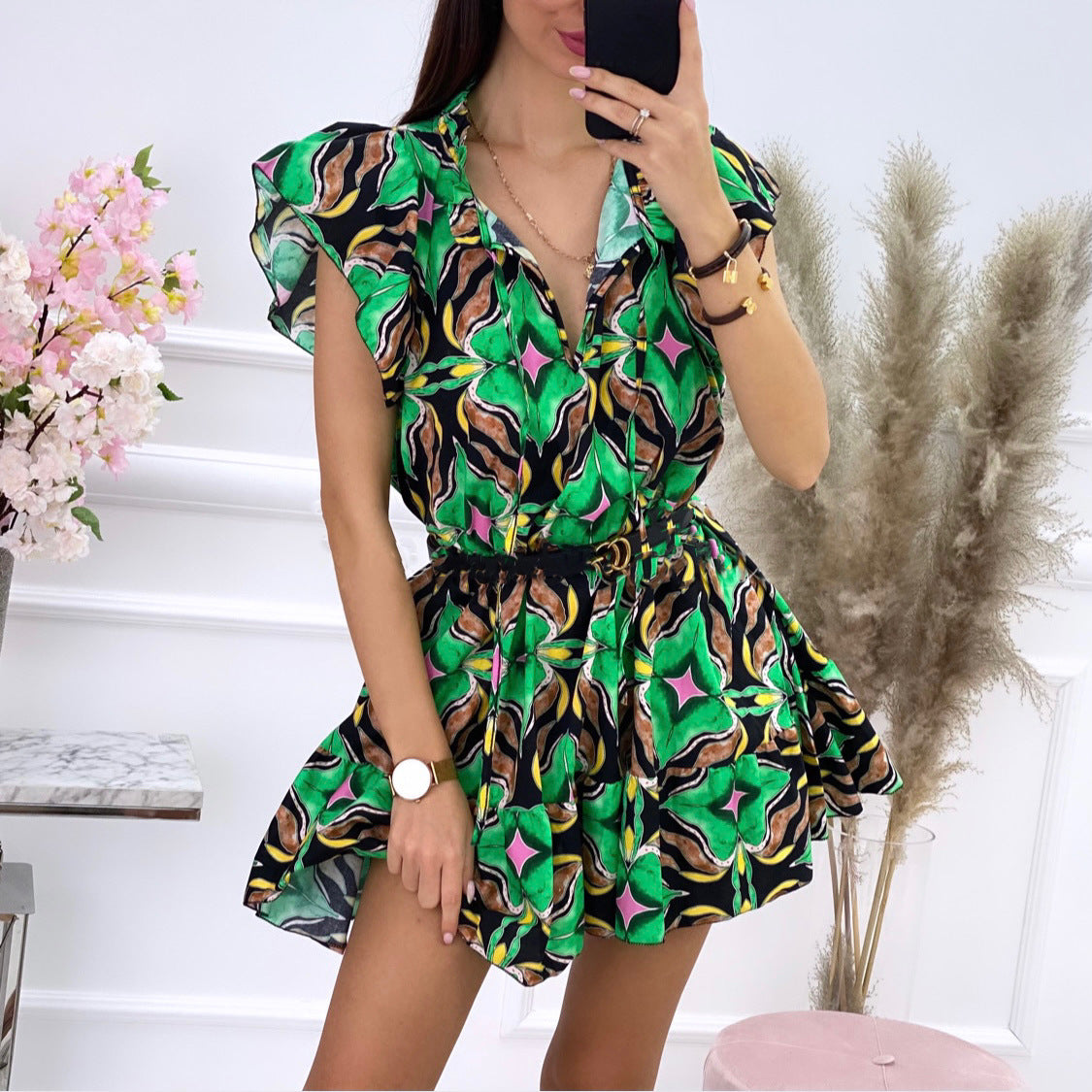 Robe mini florale élégante pour femmes avec des ourlets froncés Chic und Stil