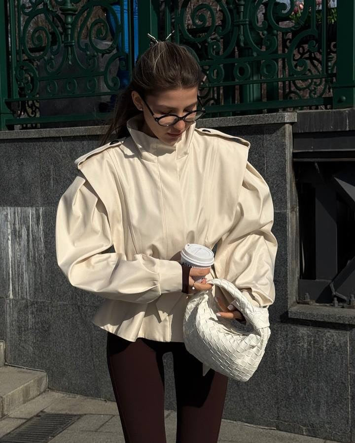 Dames blouse stylée avec col haut et ceinture latérale à la taille Chic und Stil