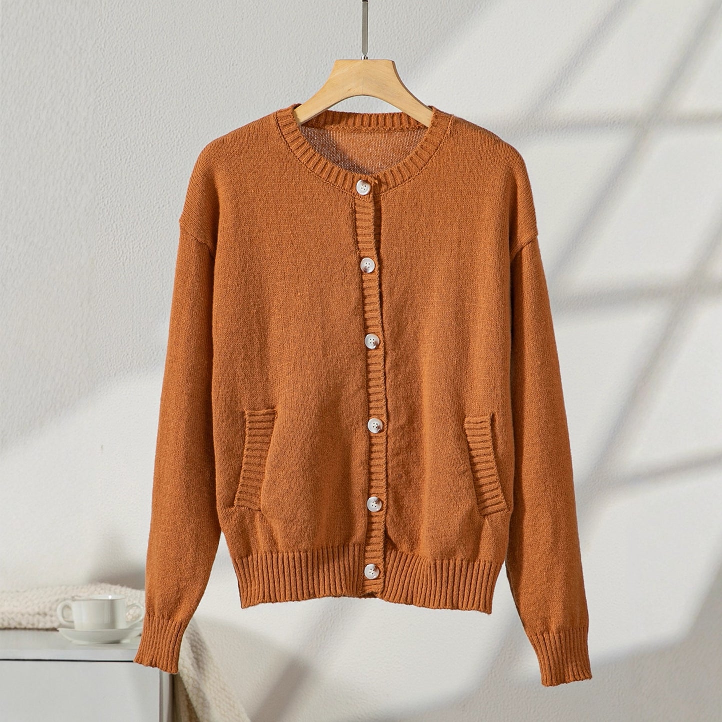 Cardigan élégant dames avec détails de boutons et poches pratiques Chic und Stil