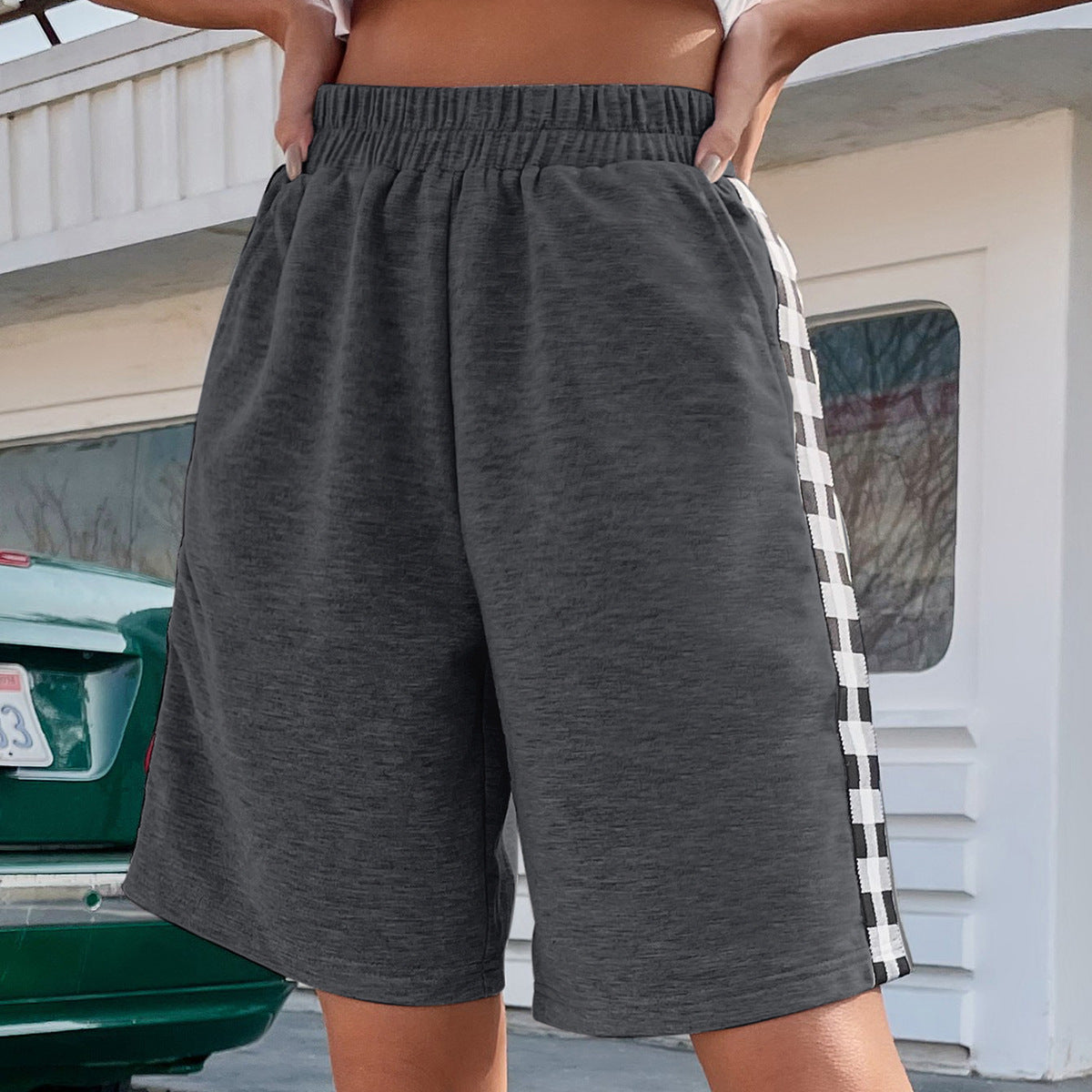 Shorts de sport pour femmes avec détails à carreaux sur les côtés Chic und Stil
