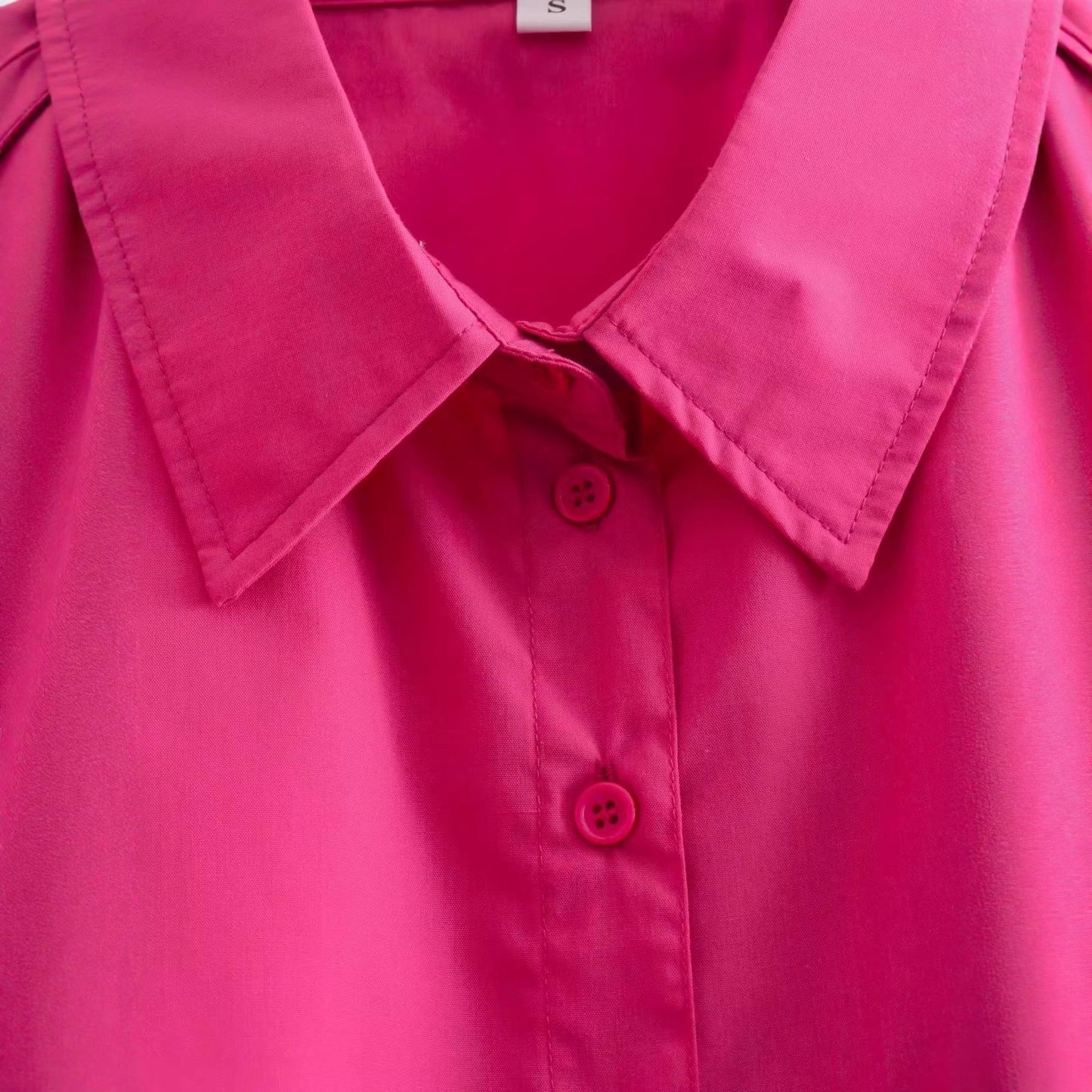 Blouse cropped pour femmes avec une coupe moderne et un design de poches pratique Chic und Stil