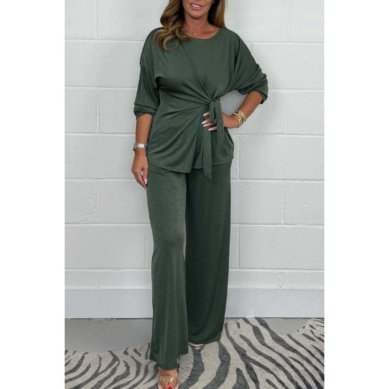 Elegant set for women in a fluid and soft material with a fitted top and loose pants Chic und Stil