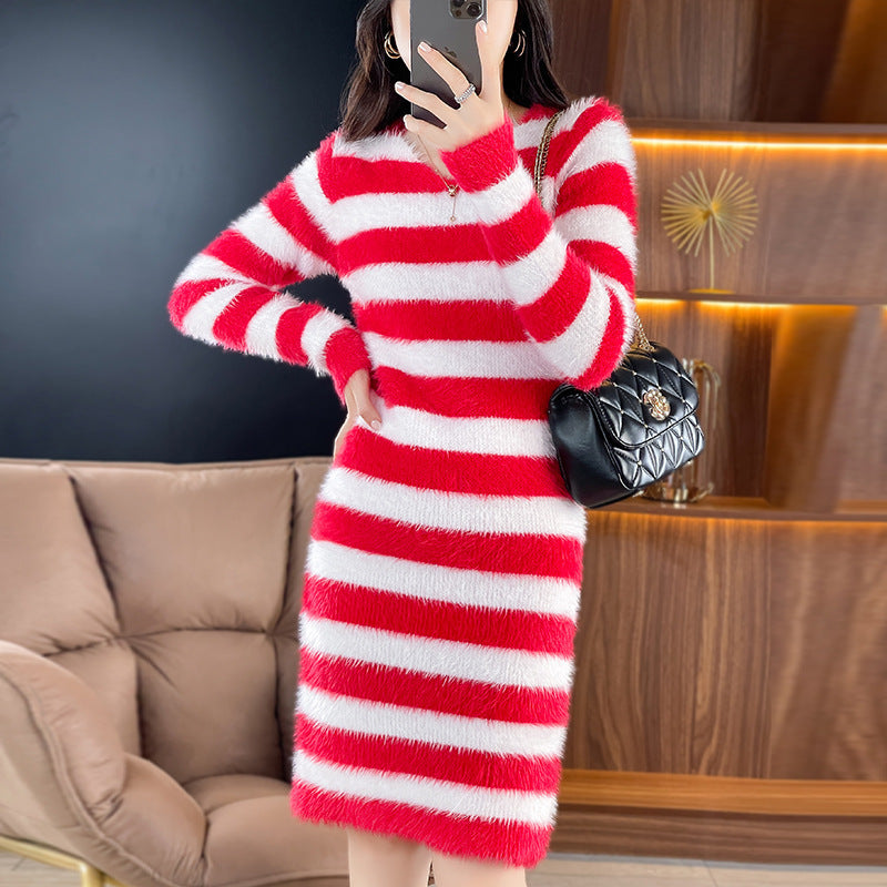 Robe en tricot pour femmes avec un motif rayé à la mode et un décolleté en V profond Chic und Stil