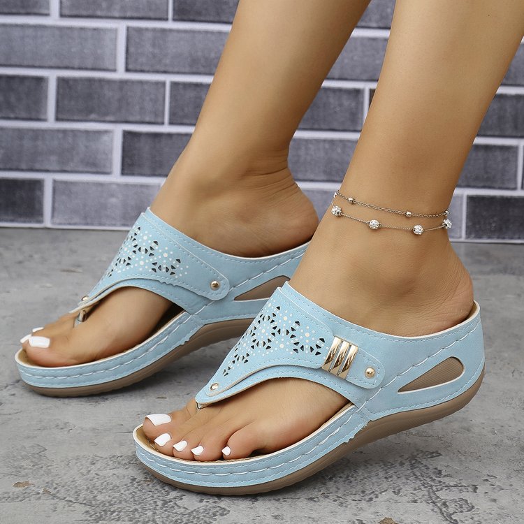 Sandales tongs confortables pour dames avec un look aéré en motif perforé Chic und Stil