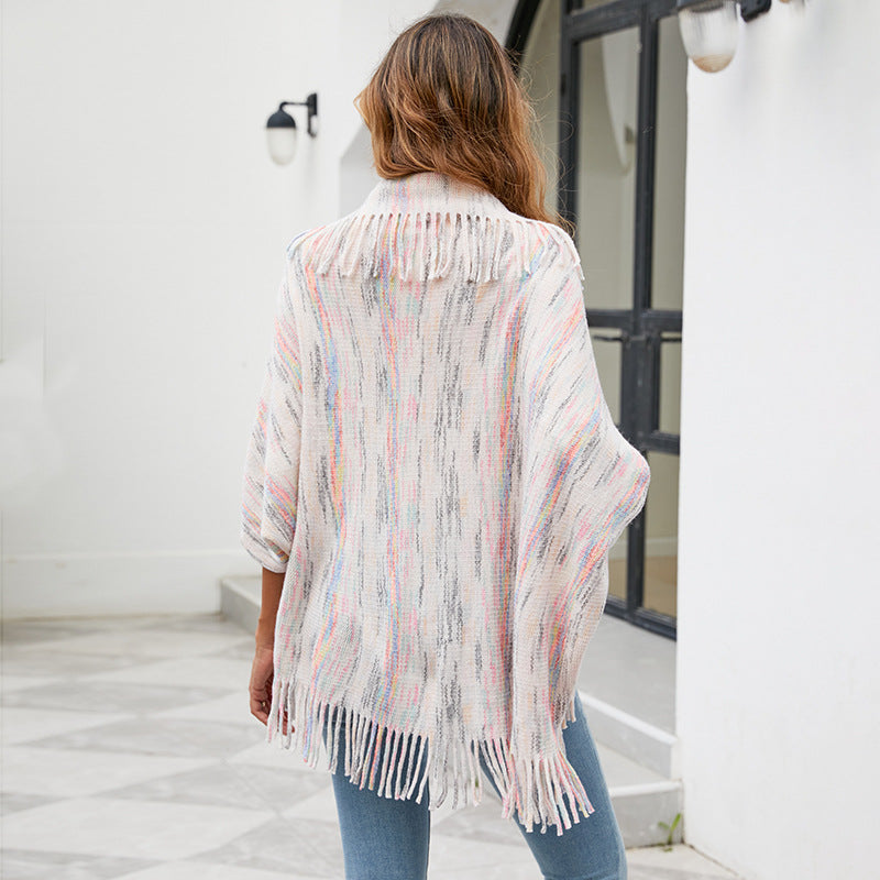 Dame poncho en tricot avec des franges luxueuses et un design moderne Chic und Stil