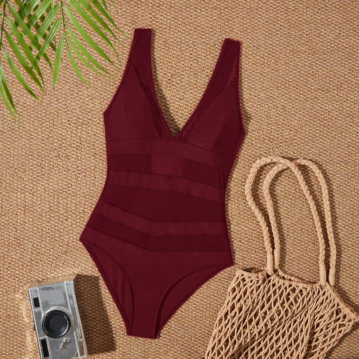 Maillot de bain designer pour femmes avec décolleté en V profond et inserts en mesh raffinés Chic und Stil