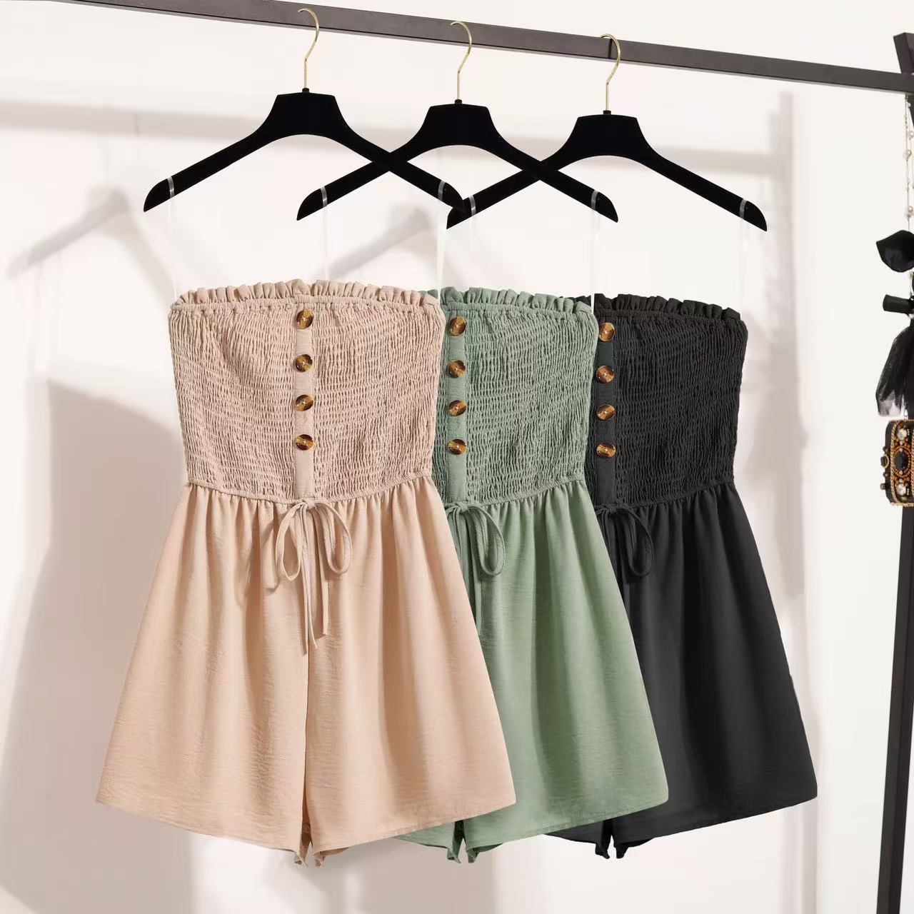 Robe combinaison pour femmes avec taille accentuée par des boutons et haut élastique Chic und Stil