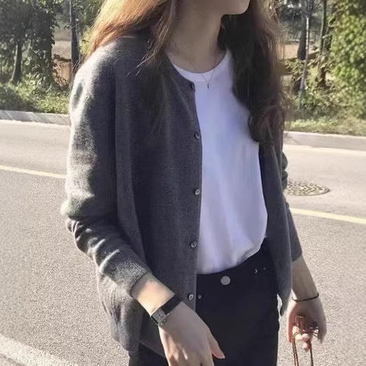 Cardigan pour femmes confortable en tricot avec texture fine et boutons Chic und Stil