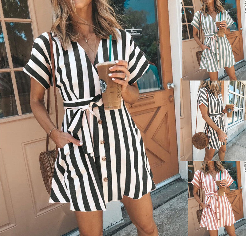 Robes portefeuille pour femmes au look rayé moderne avec boutonnière pratique et ceinture à la taille Chic und Stil