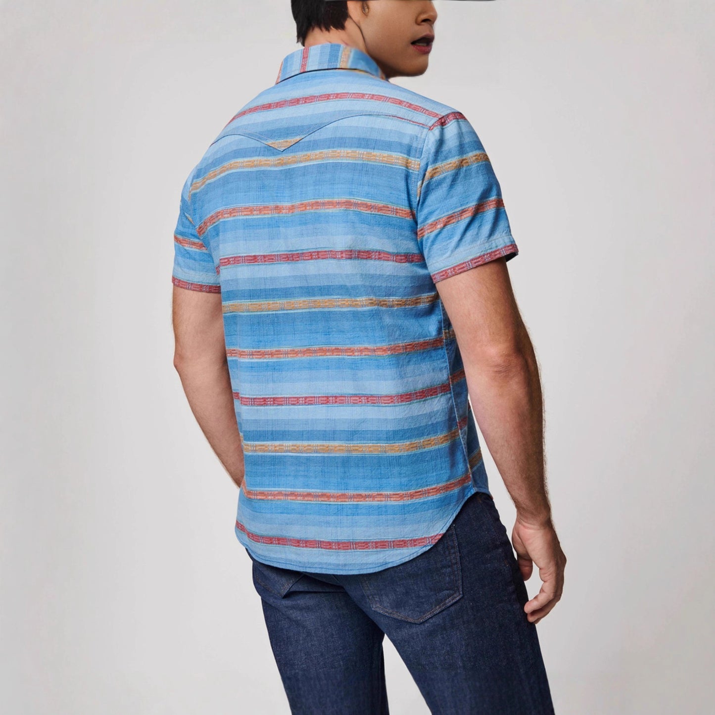 Chemise à manches courtes pour hommes avec des motifs rayés variés et des poches poitrine pratiques Chic und Stil