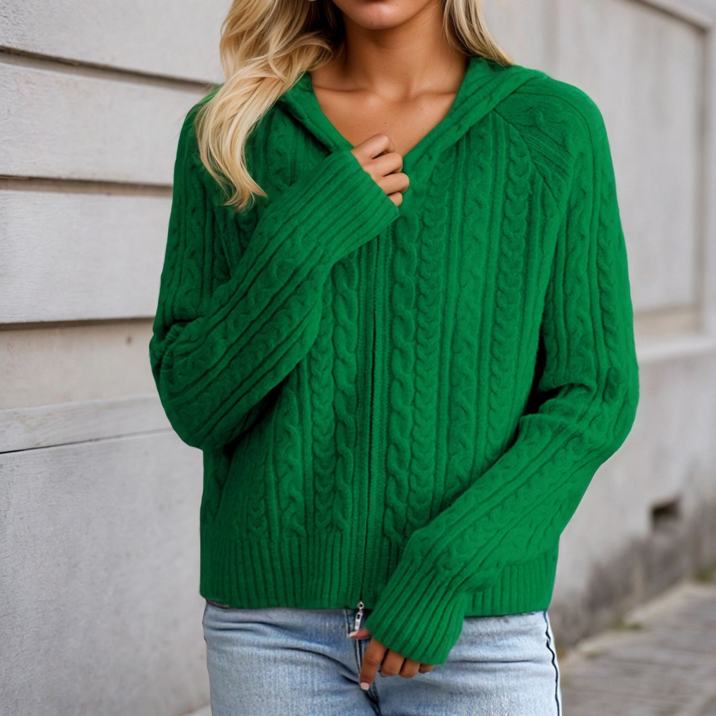 Cardigan pour femmes avec capuche et structure en maille torsadée détaillée Chic und Stil