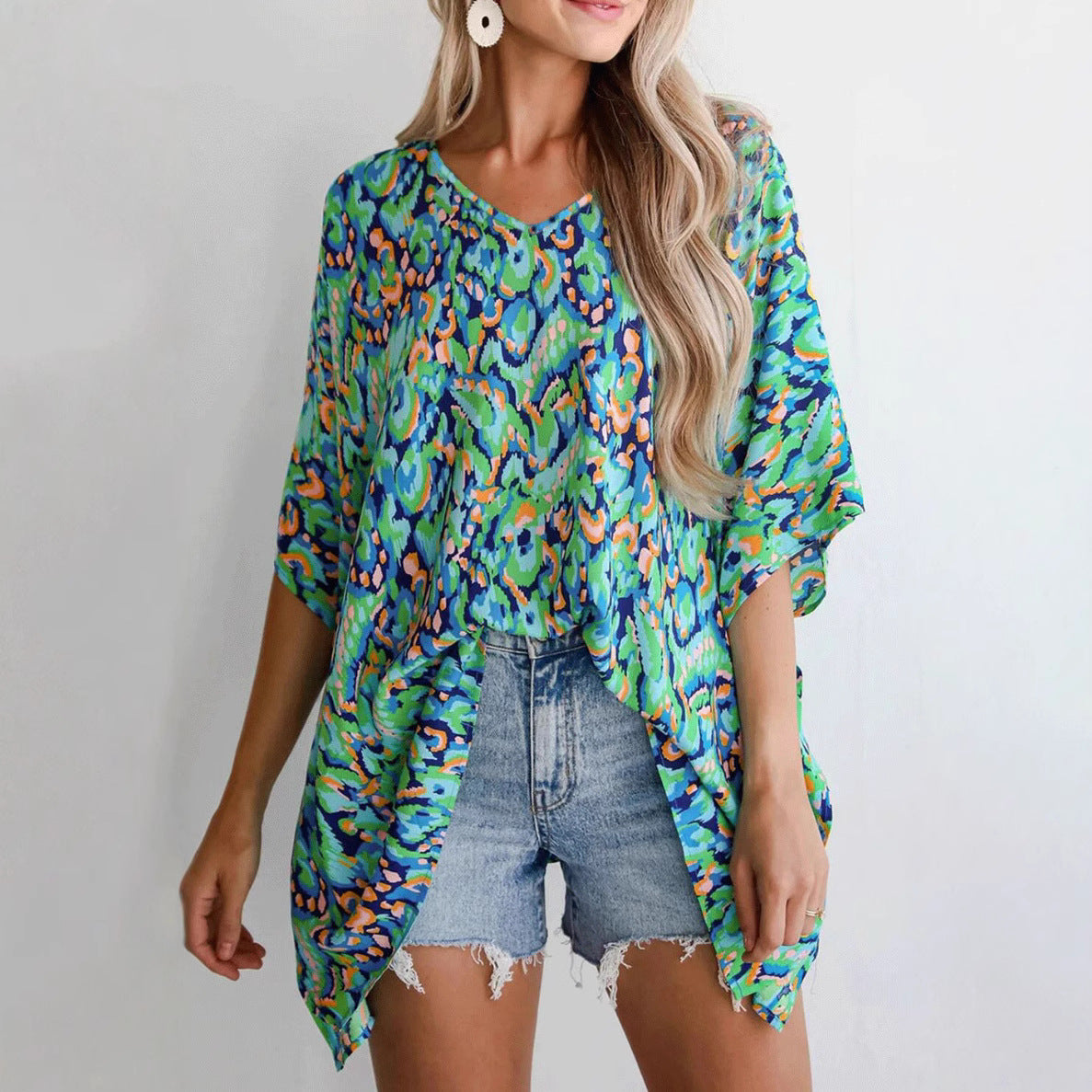 Blouse de plage décontractée pour femmes avec coupe asymétrique et motif coloré Chic und Stil