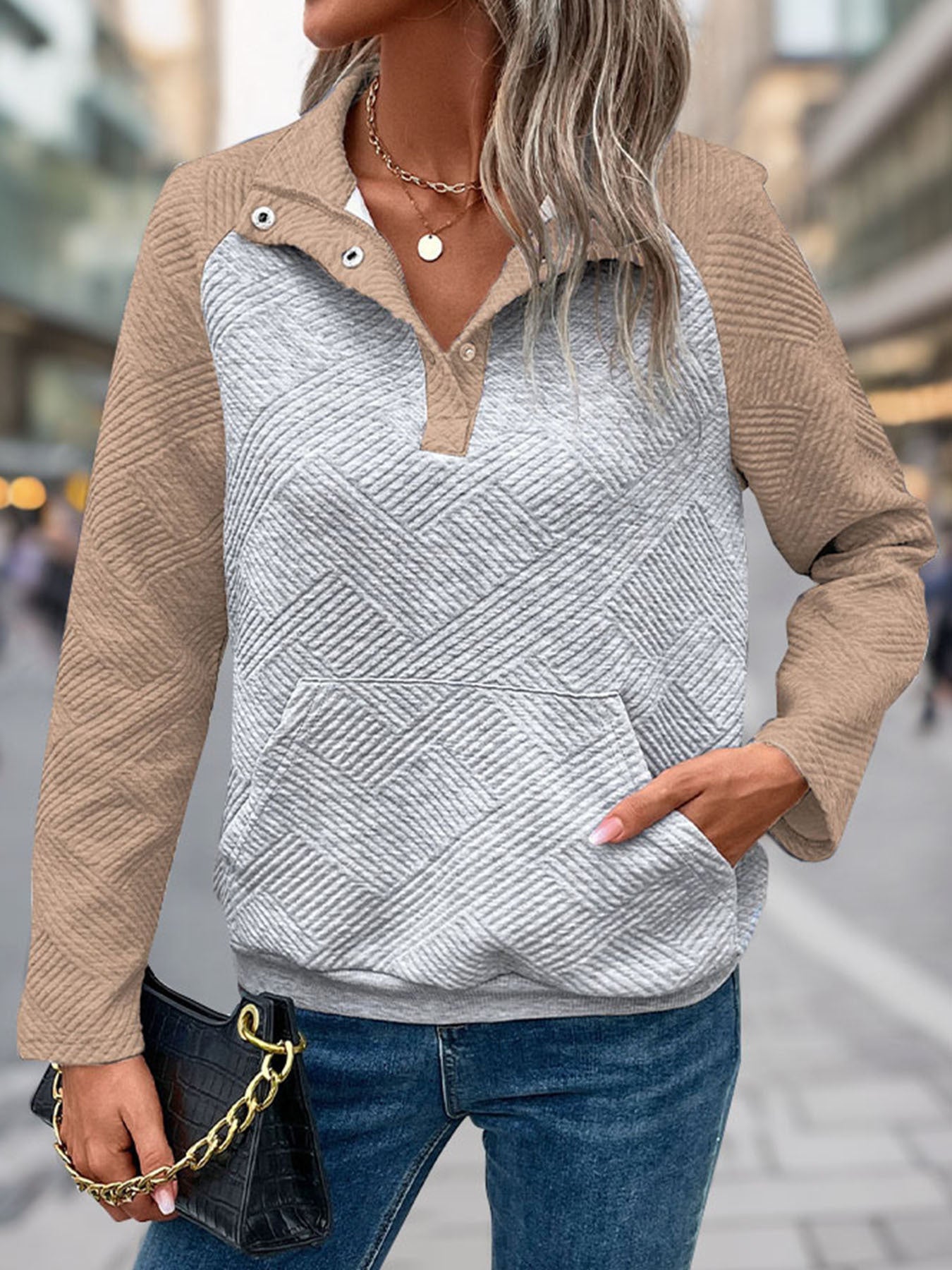 Pull femme à col montant tendance avec surface texturée Chic und Stil