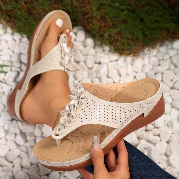 Sandales florales à la mode pour femmes avec une tige perforée Chic und Stil