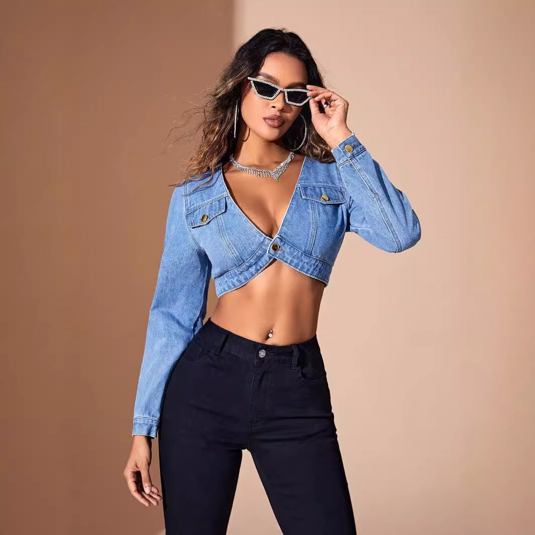 Veste en jean courte pour femmes avec détails de boutons et coupe cintrée Chic und Stil