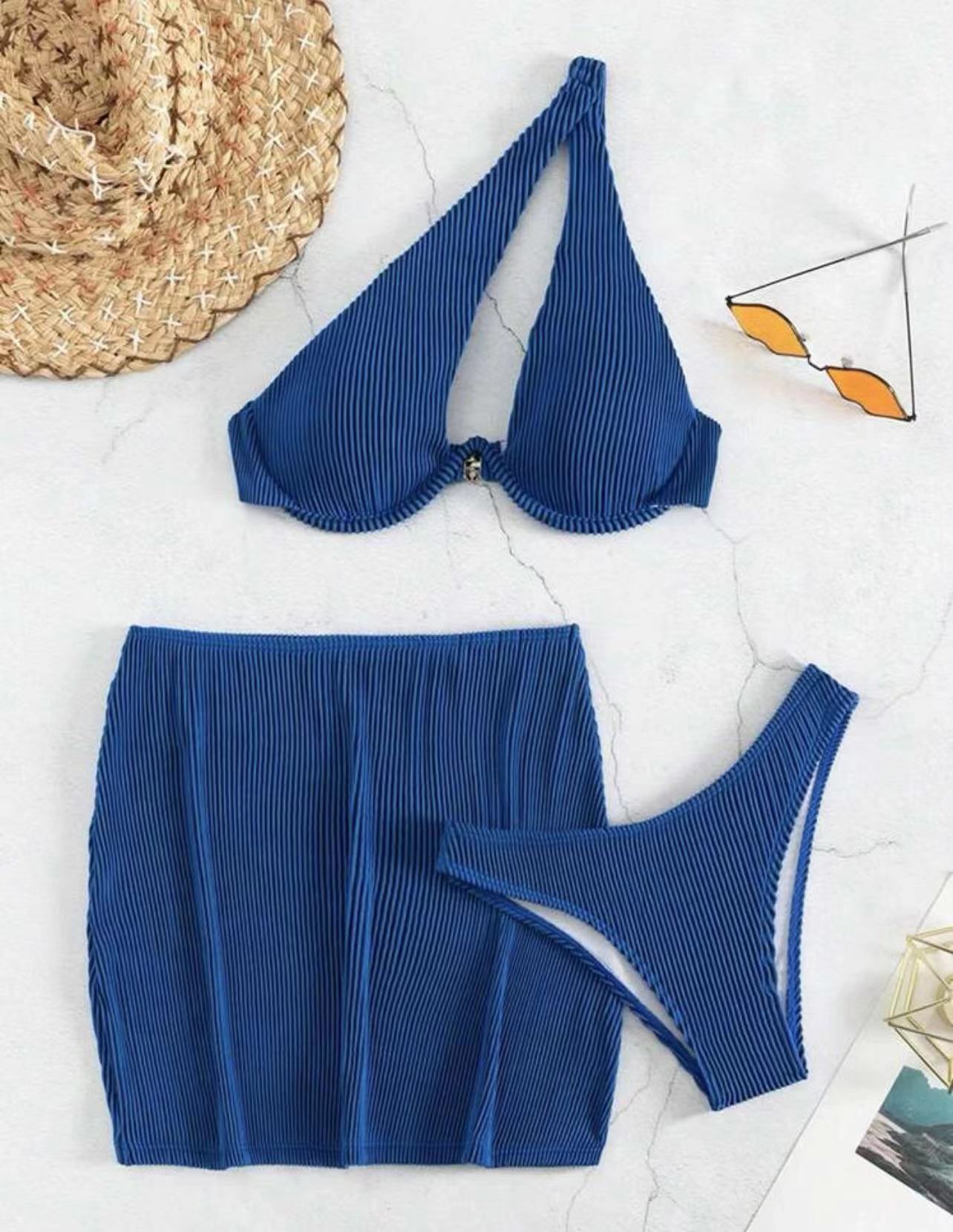 Maillot de bain féminin élégant avec haut asymétrique et jupe ajustée Chic und Stil