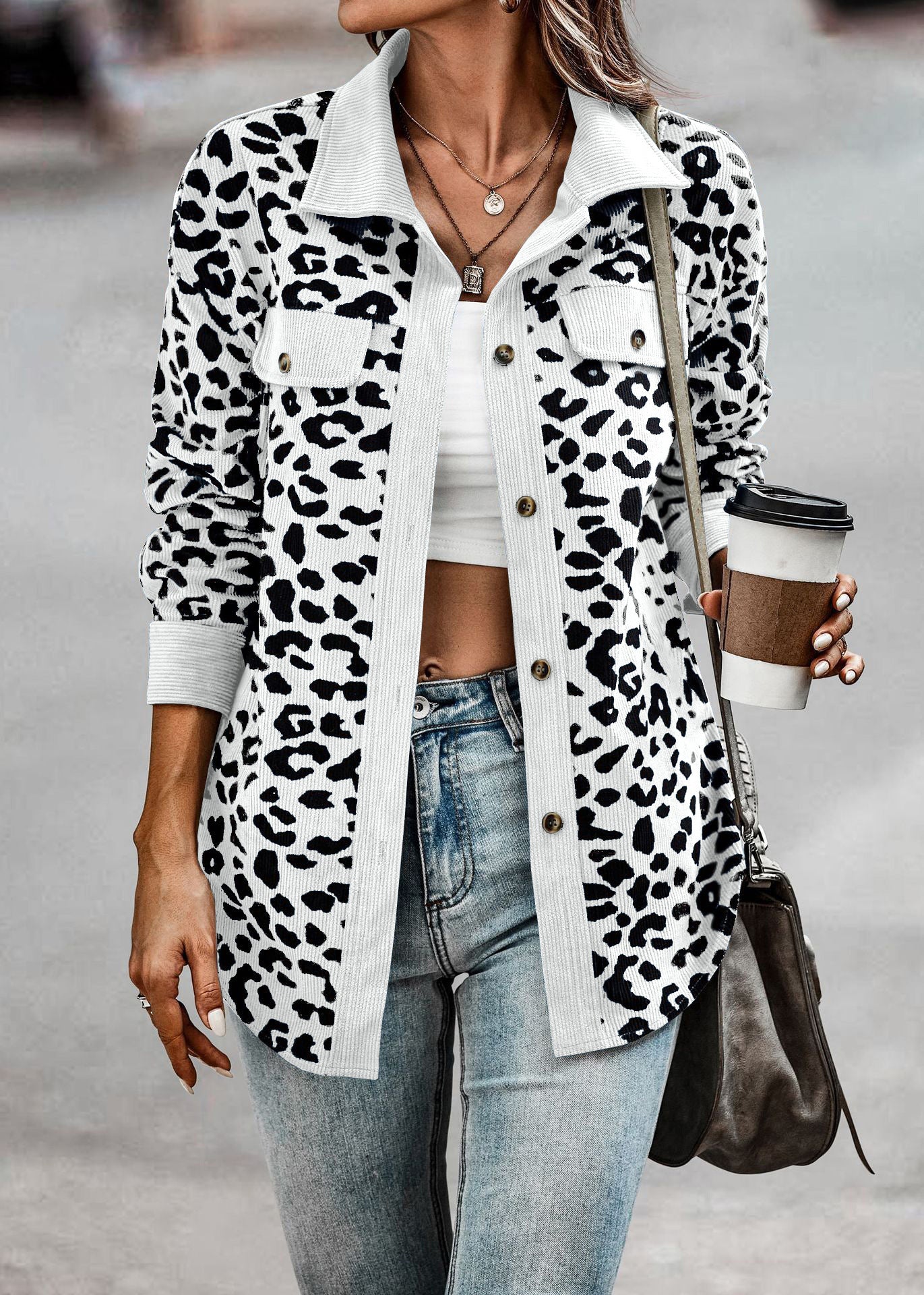 Veste pour femmes en motif léopard avec tissu structuré et poches pratiques Chic und Stil