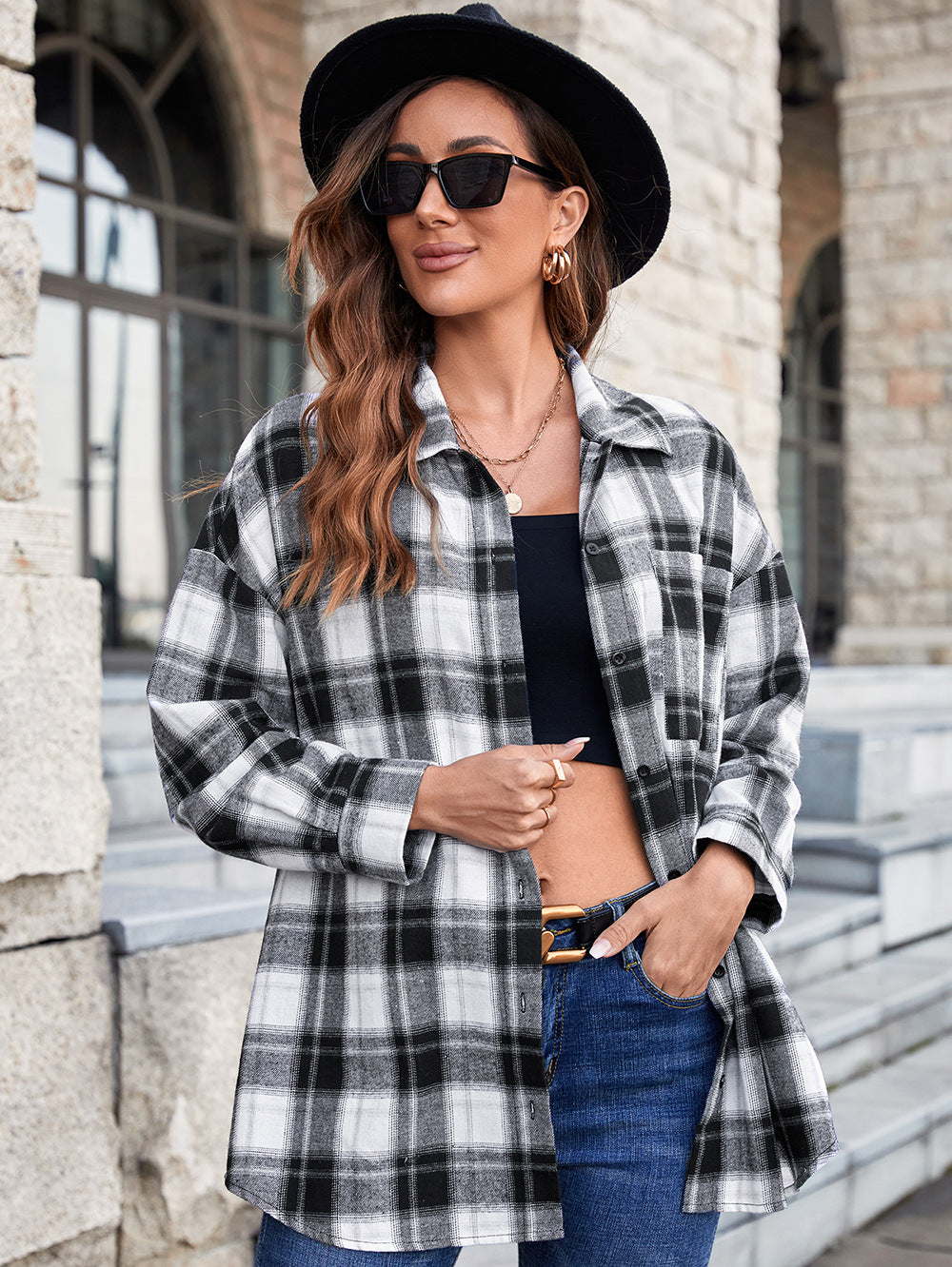Chemise à carreaux oversize pour femmes avec des détails modernes Chic und Stil