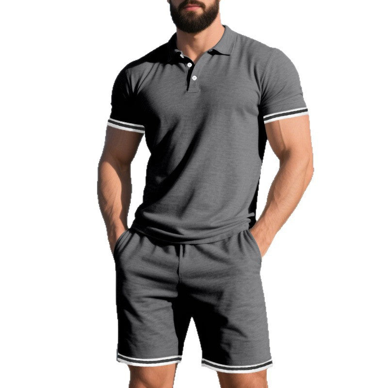 Pour hommes polo sportif à manches courtes avec bords de manche contrastants et shorts Chic und Stil