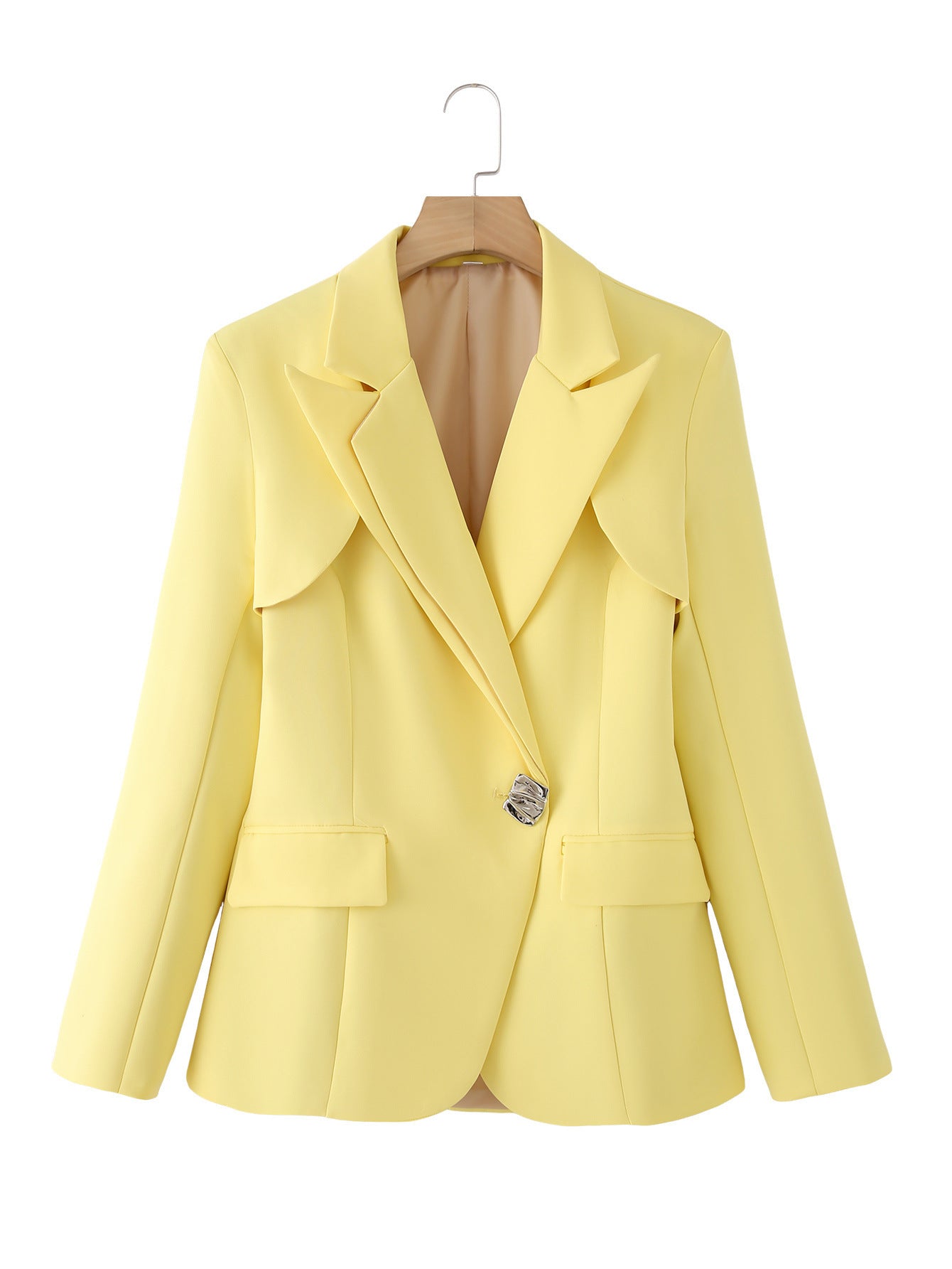 Blazer structuré pour femmes avec des manches à revers élégants et une fermeture décorative Chic und Stil