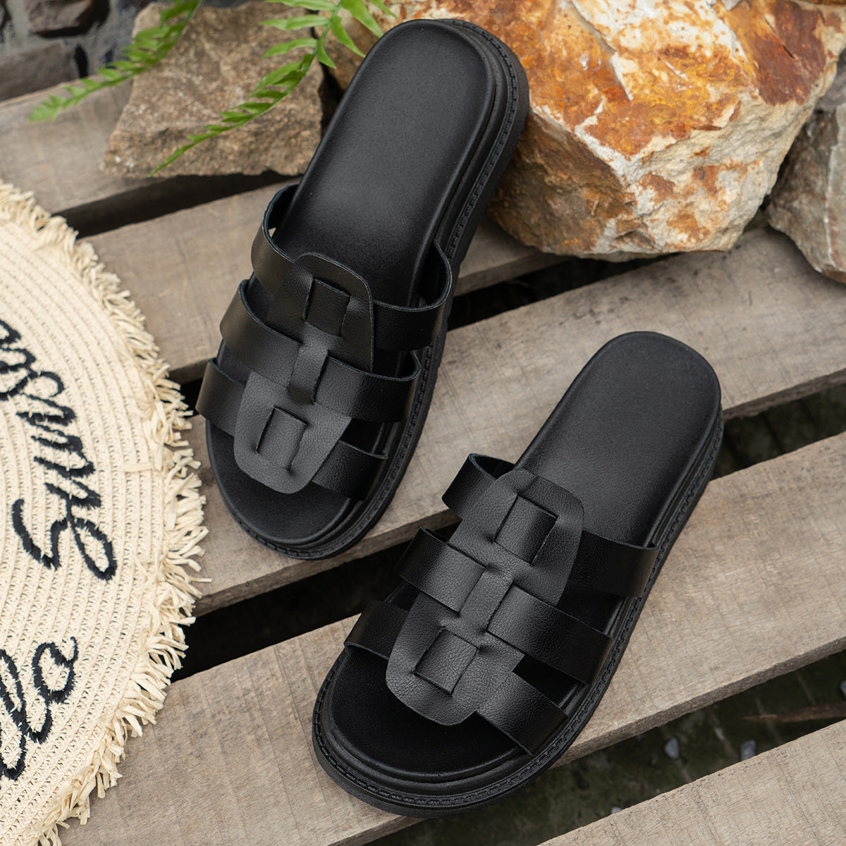 Pantoufles confortables pour dames avec design de lanière à la mode Chic und Stil