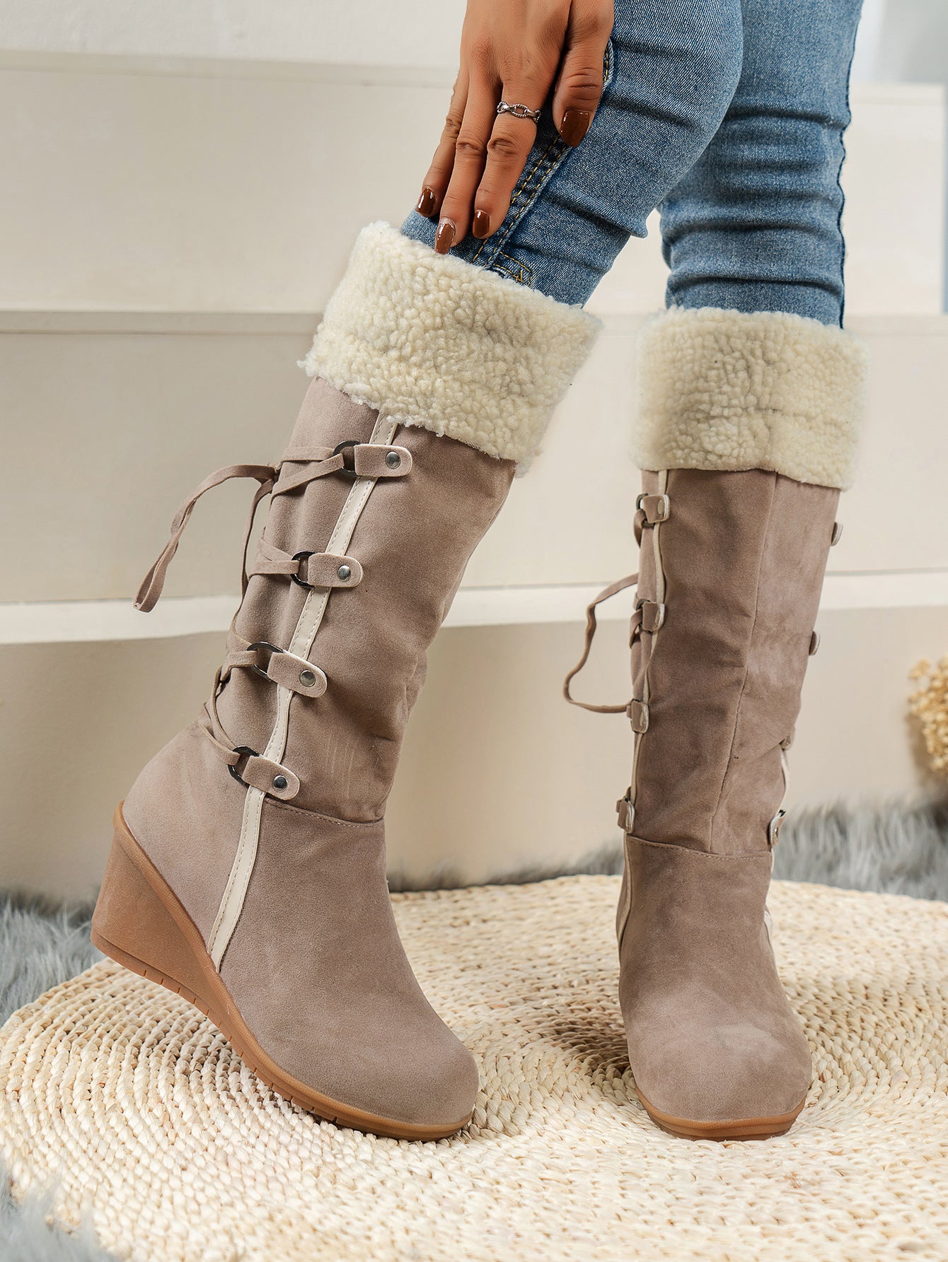Bottes à talons compensés pour femmes avec doublure intérieure douillette et design de laçage à la mode Chic und Stil