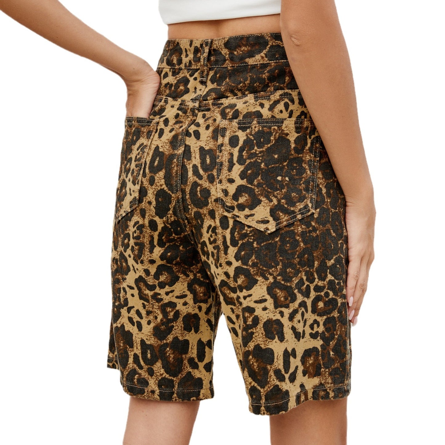 Women's cargo shorts in trendy animal print style, high waist and practical pockets Chic und Stil
