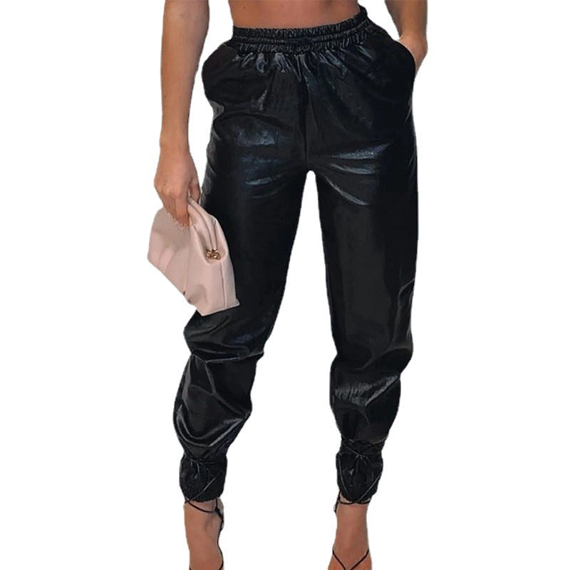 Comfortable sports pants for women with elastic waistband and straps Chic und Stil