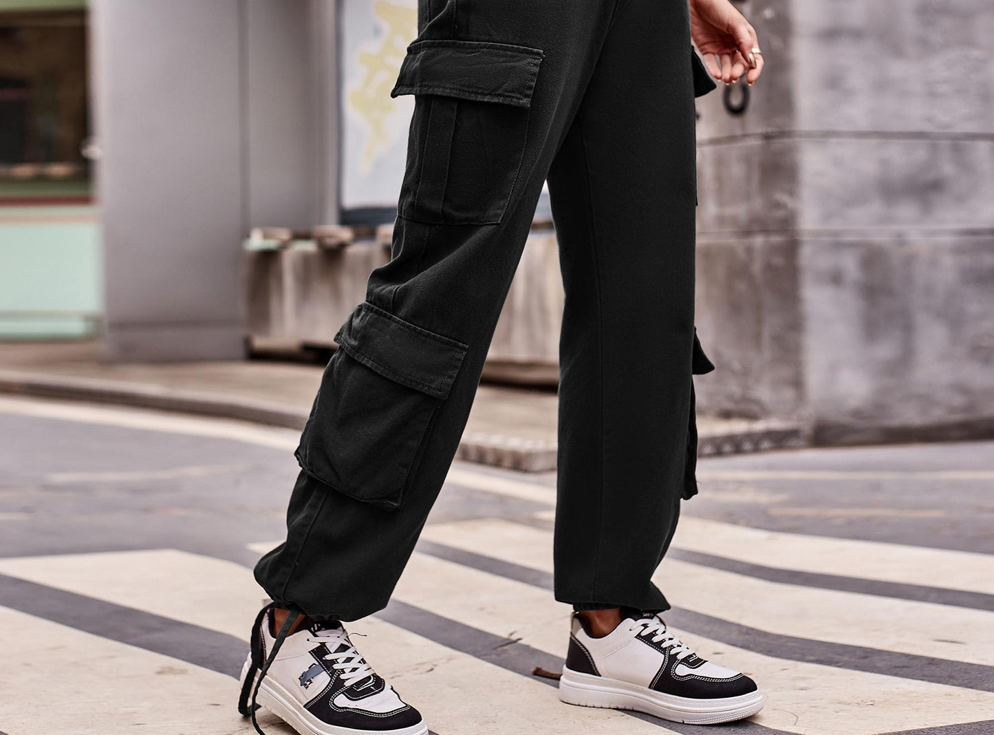 Cargo pants for women with an innovative cut and practical pockets Chic und Stil