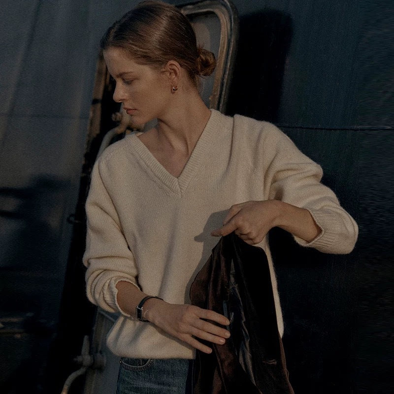 High quality wool pullover with V-neck for women Chic und Stil