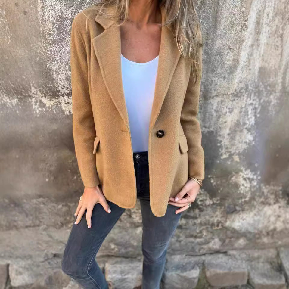 Blazer féminin à la mode en tissu doux et détails élégants Chic und Stil
