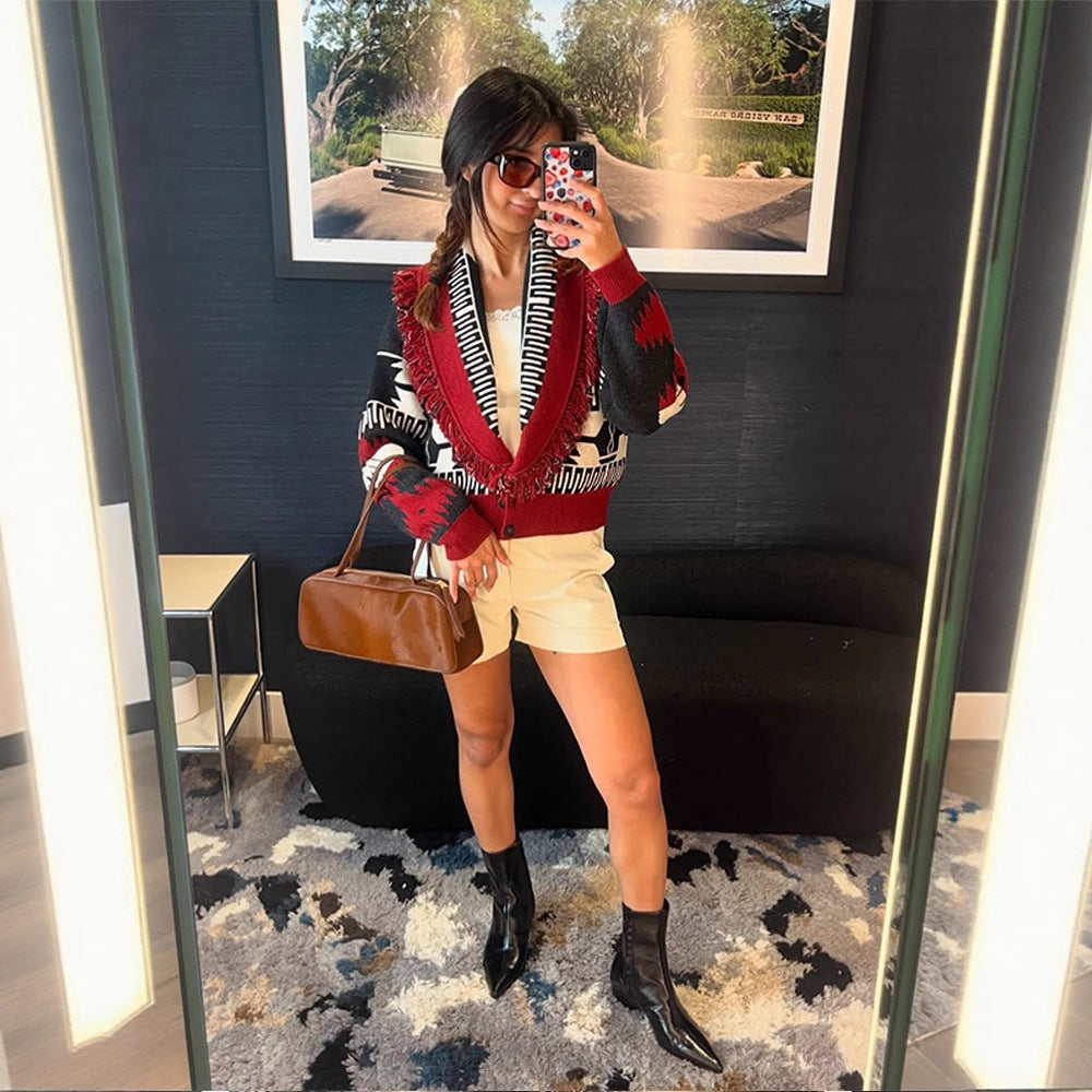 Cardigan tricoté pour femmes avec des détails à franges et un motif géométrique Chic und Stil
