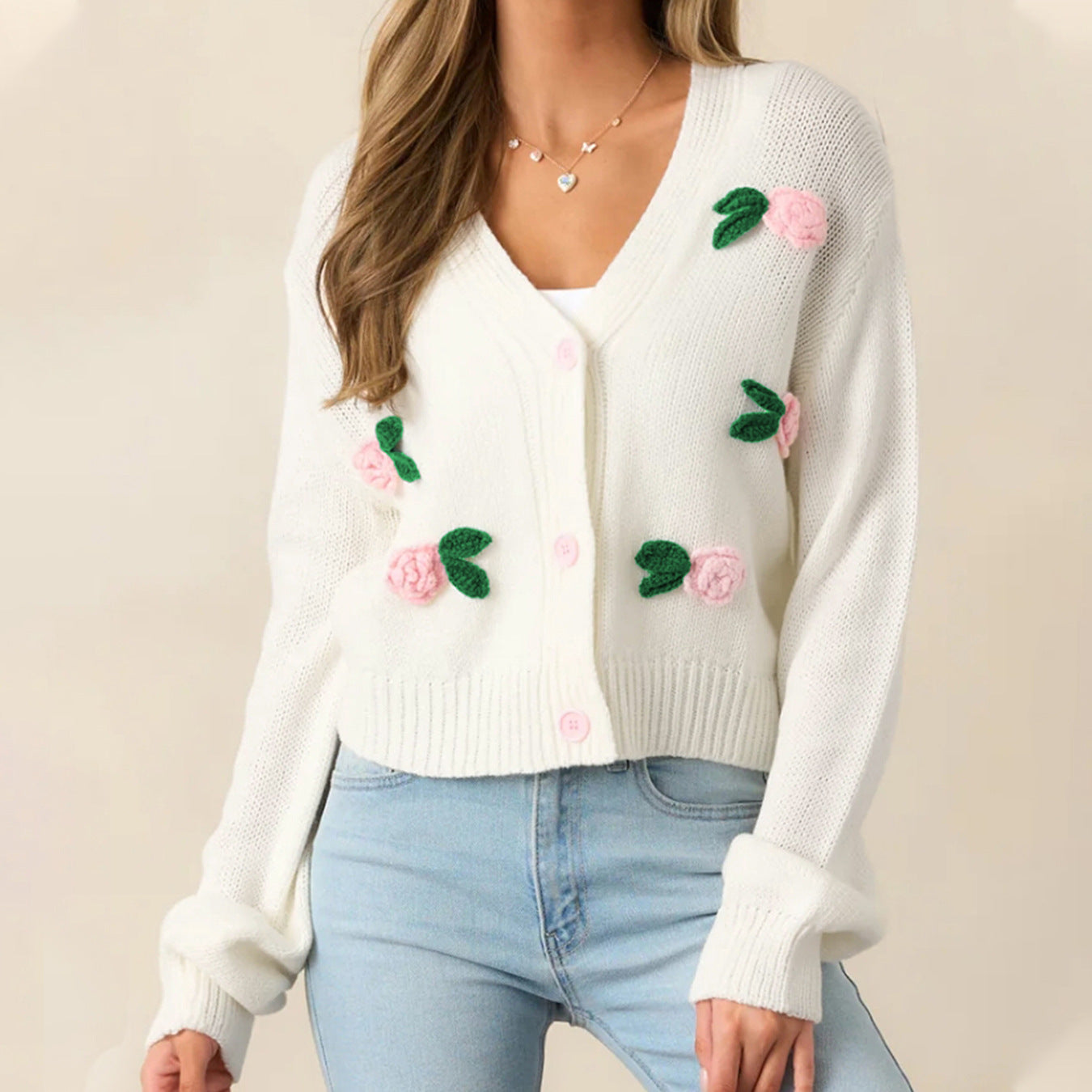 Veste en tricot pour femmes avec des appliqués floraux et des détails de bouton confortables Chic und Stil