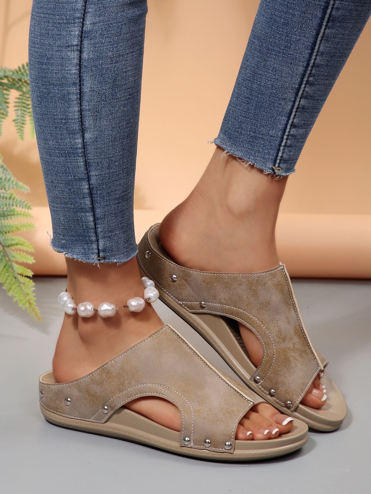 Sandales confortables à enfiler pour dames avec un design découpé à la mode et un élégant motif en strass Chic und Stil
